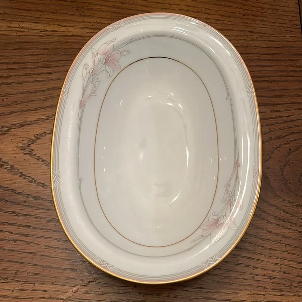 Noritake Jenna 12 five piece settings and oval vegetable‎ bowl